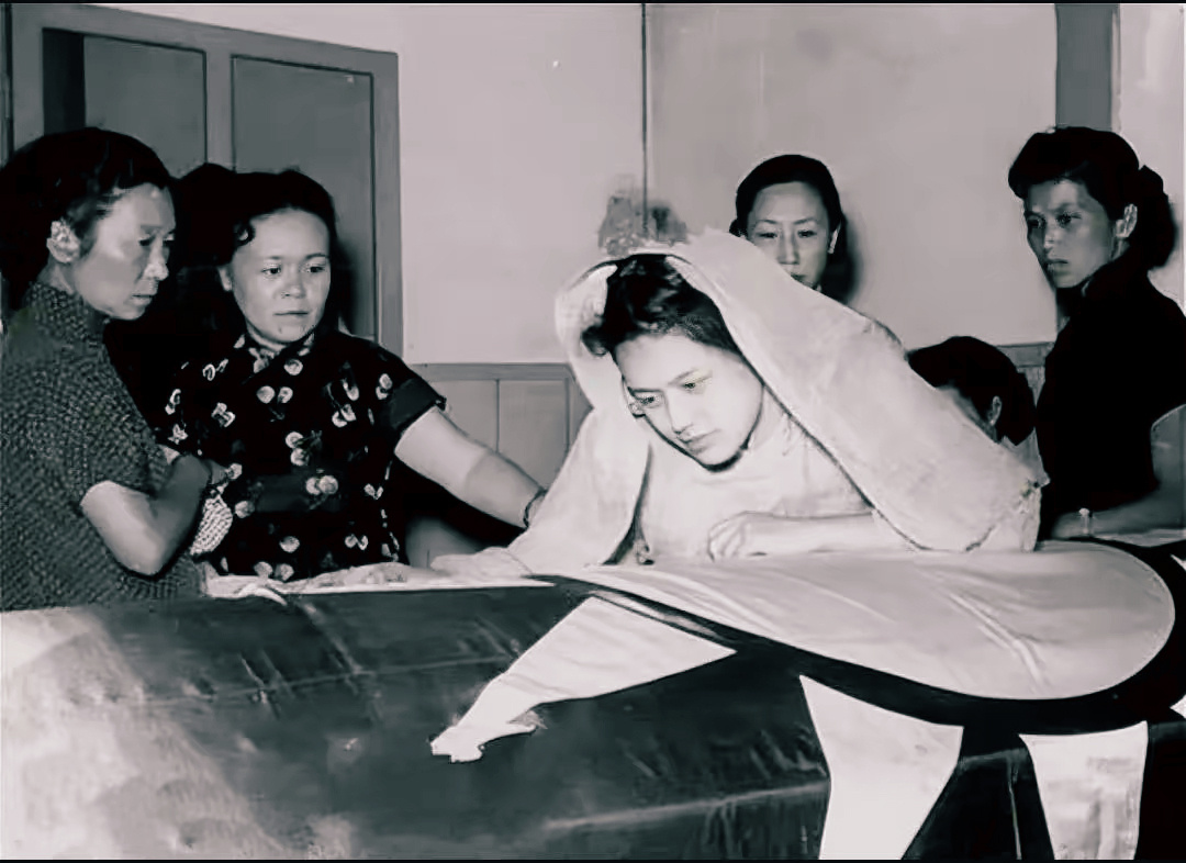 1954年，台湾。汤恩伯病逝后的葬礼现场，此时他的遗体已经从日本运回台北并入殓装