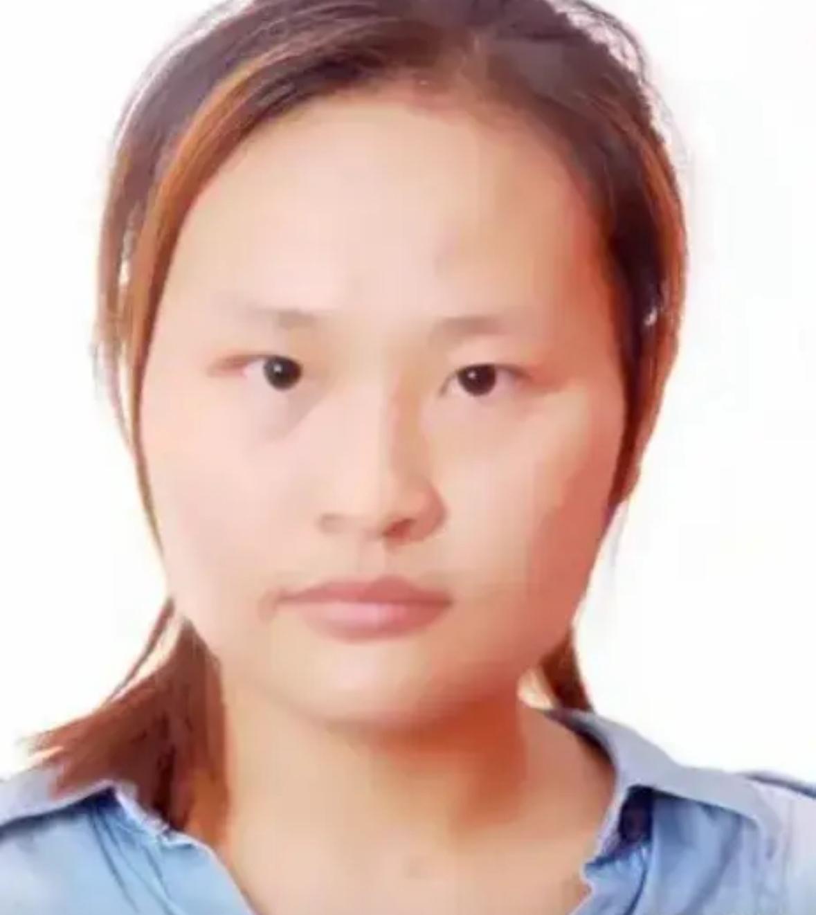 她出生起就被父母抛弃，把她送给村里的一对光棍兄弟，谁料，俩兄弟如获至宝，而让兄弟