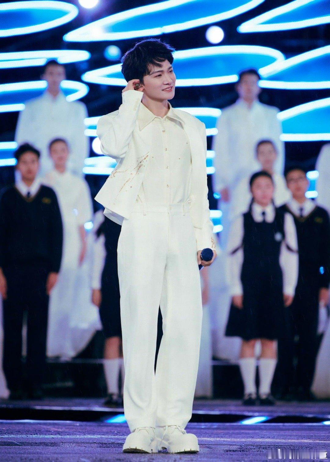 周深大湾区2连唱 从细腻情思唱到恢弘史诗，周深的演绎不仅是艺术的升华，更是对湾区