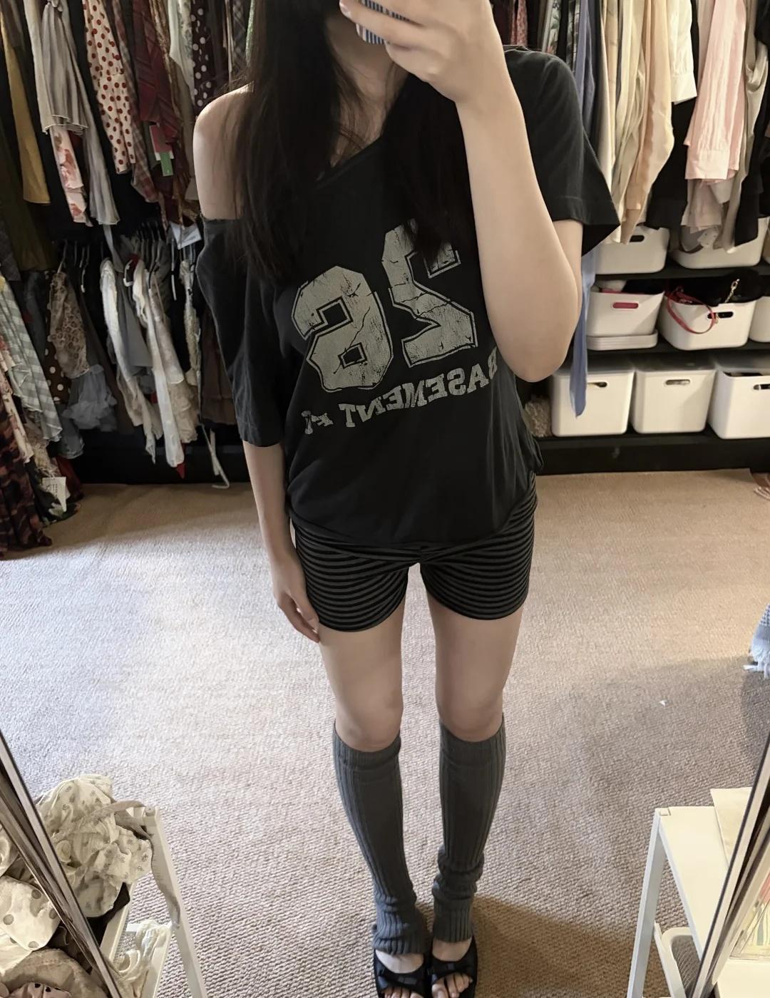 🐾" ◌◞ 🐈‍⬛ 𓂂ㅇ🎶•
♡‧₊ 𓏵 ₊‧♡
又在家穿一些有的没的