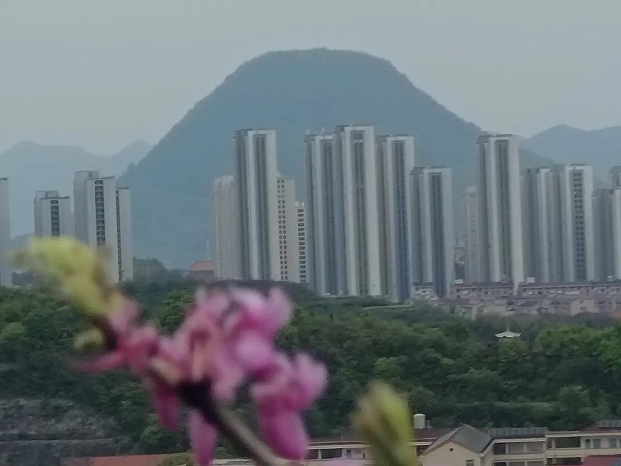 晒图笔记大赛站卧虎骑龙山拍到10华里的八面山下影视城的缩影一面。