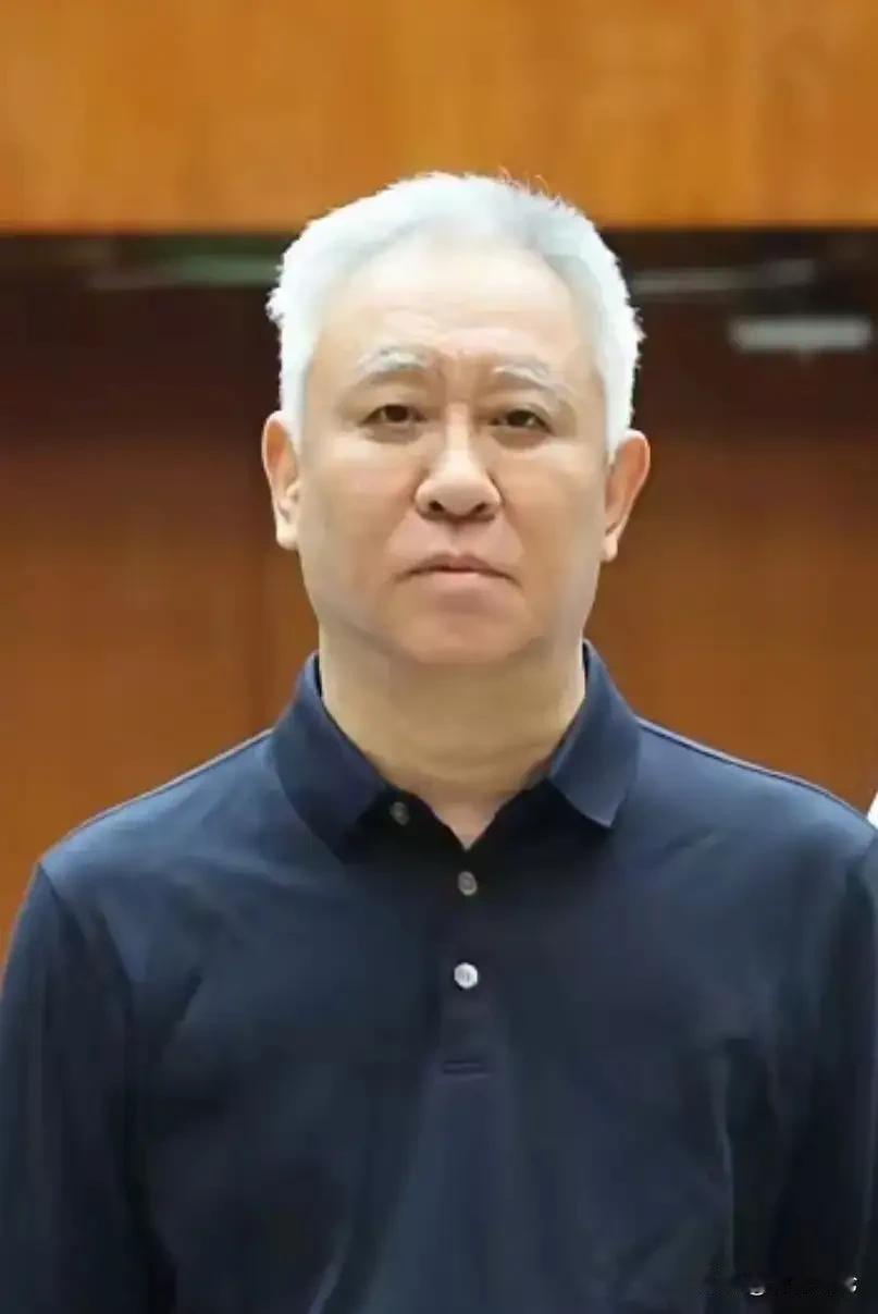 满头白发能理解，背负一身的罪恶。胖了是怎么回事？听说过身宽体胖。难道这伙计在里面