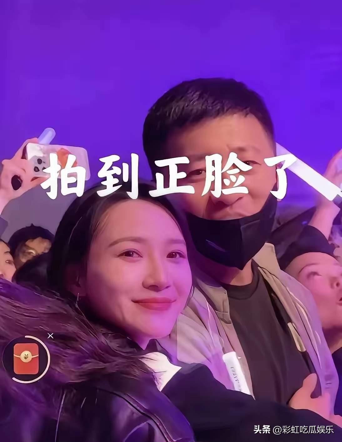 张雪峰骤然离世了，有个事情必须澄清，那就是去年12月份张雪峰带神秘女子看伍佰演唱