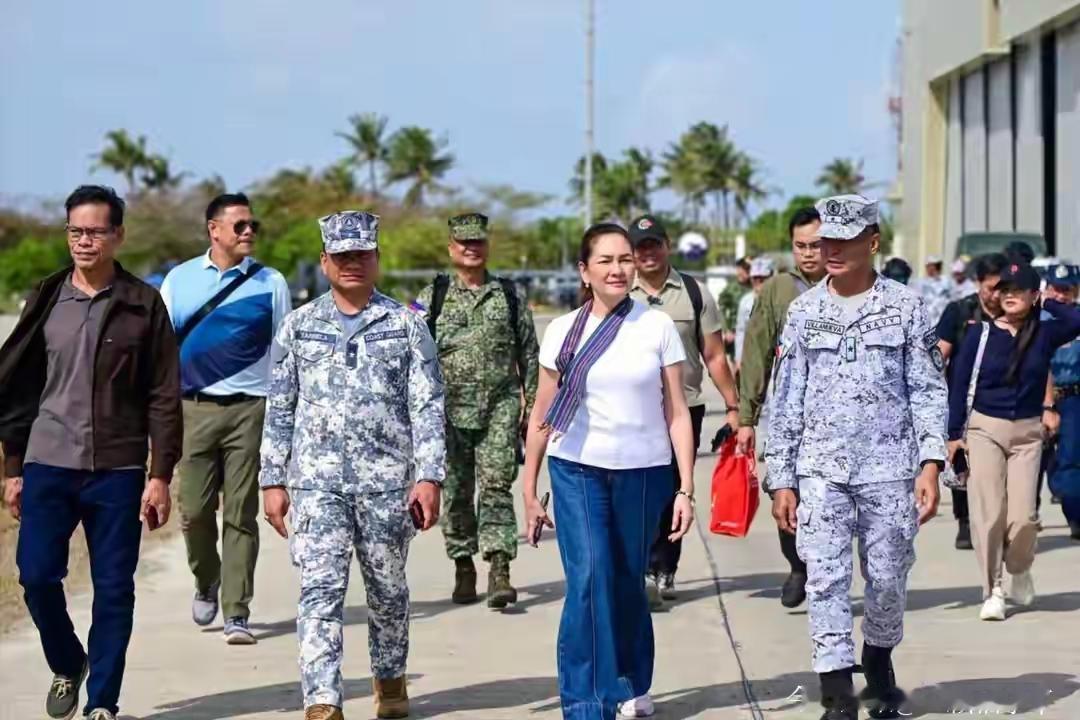 菲律宾女议员丽萨·翁蒂韦罗斯她带着记者乘坐轻型飞机，低空飞越中业岛附近空域，还登