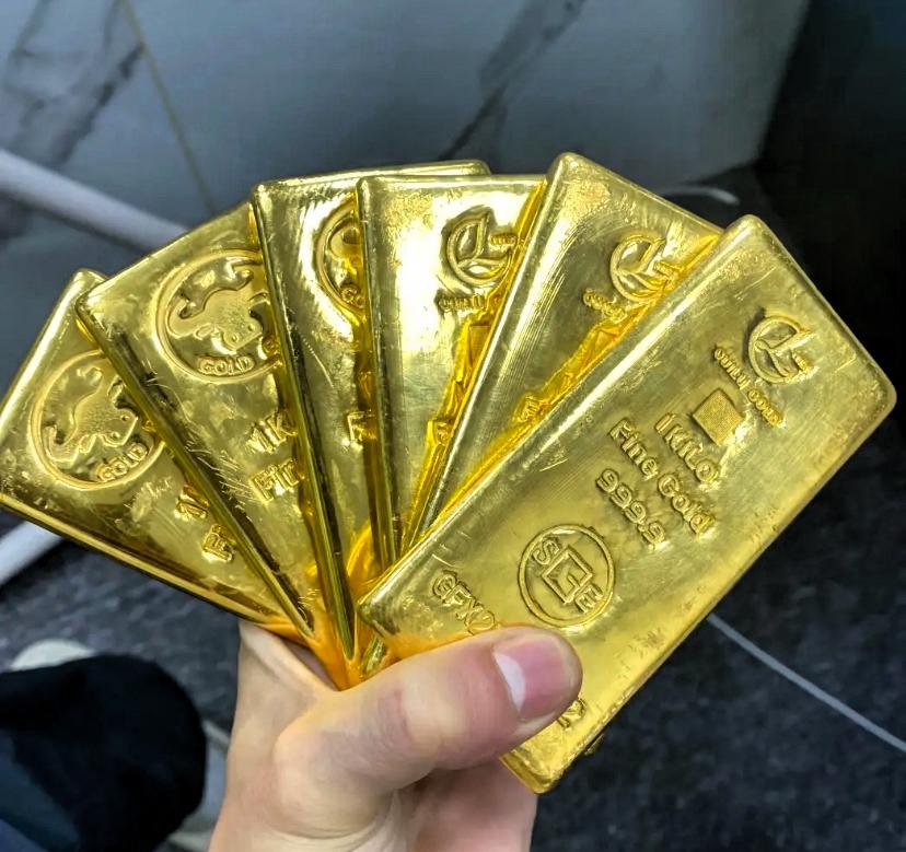 手里有黄金的人，今早开始慌了！
真不是金价跌了让人闹心，
恰恰相反——今天一睁眼
