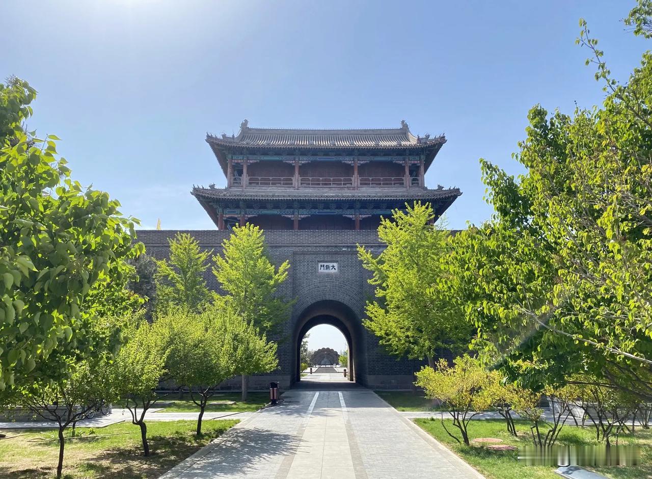 宣化大新门出了门洞向右拐，就是向万柳公园去的那条路上，以前让摆地摊的堵的够呛，占