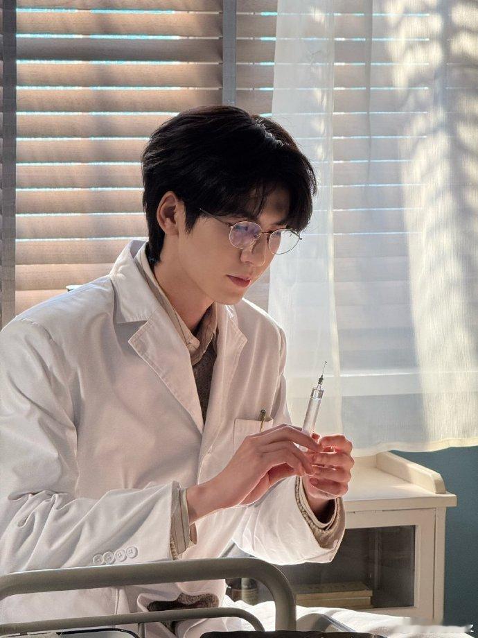 张凌赫慕容医生剧照张凌赫发三年前的慕容清峄张凌赫慕容医生剧照，太好看了啊啊啊啊啊