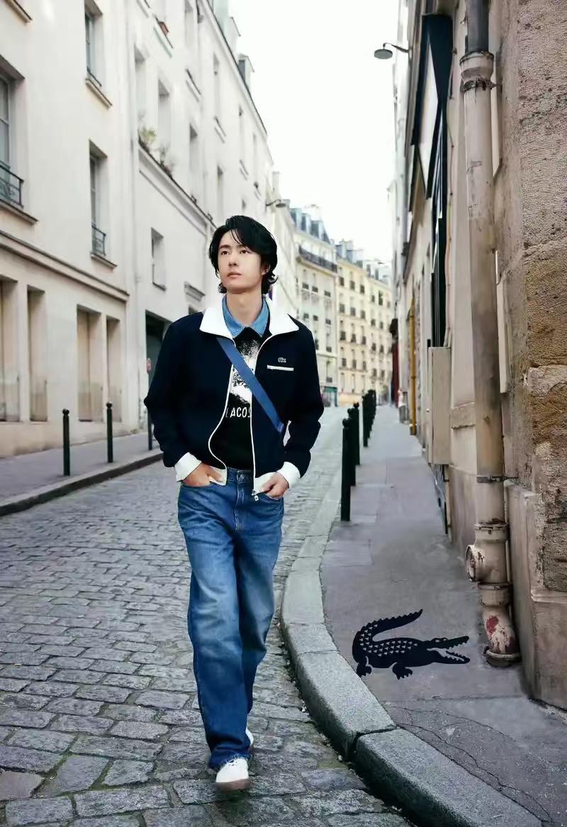 王一博胡同宣传闹笑话，是“文化短板”还是“被误解的真实”？

近日，王一博在某胡