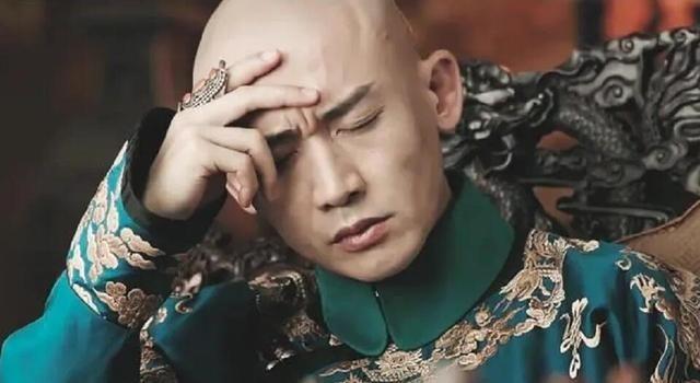 在清乾隆十三年的一天，紫禁城养心殿里，乾隆帝正批阅公文，看到“皇妣”二字时勃然大