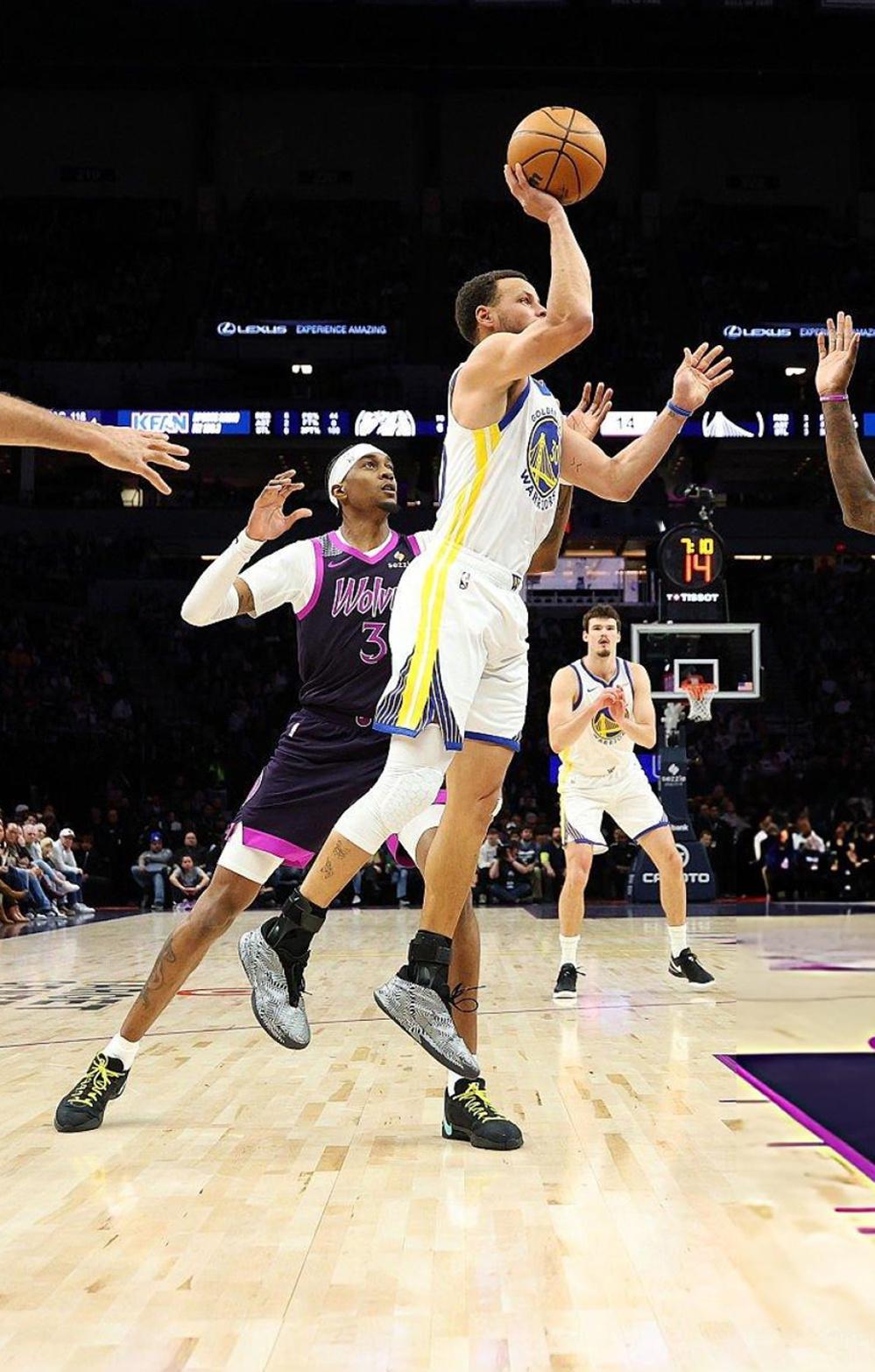 今日份库里上脚鞋款adidas Crazy Energy+ 类似测试车涂装的配色