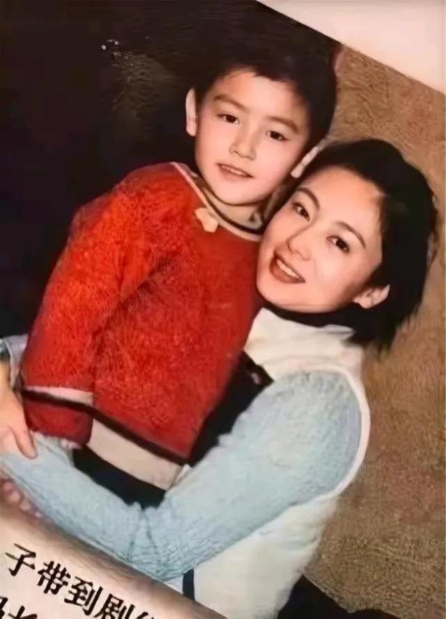 陈宇飞小时候很可爱，但更多人的眼光却是被他妈妈吸引过去了，在漂亮面前可爱有点逊色