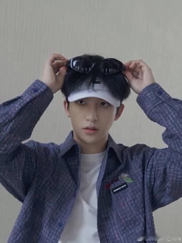 黄子弘凡内娱旅行青蛙系艺人 黄子弘凡这个内娱旅行青蛙太有爱心了！他带着我们的期待