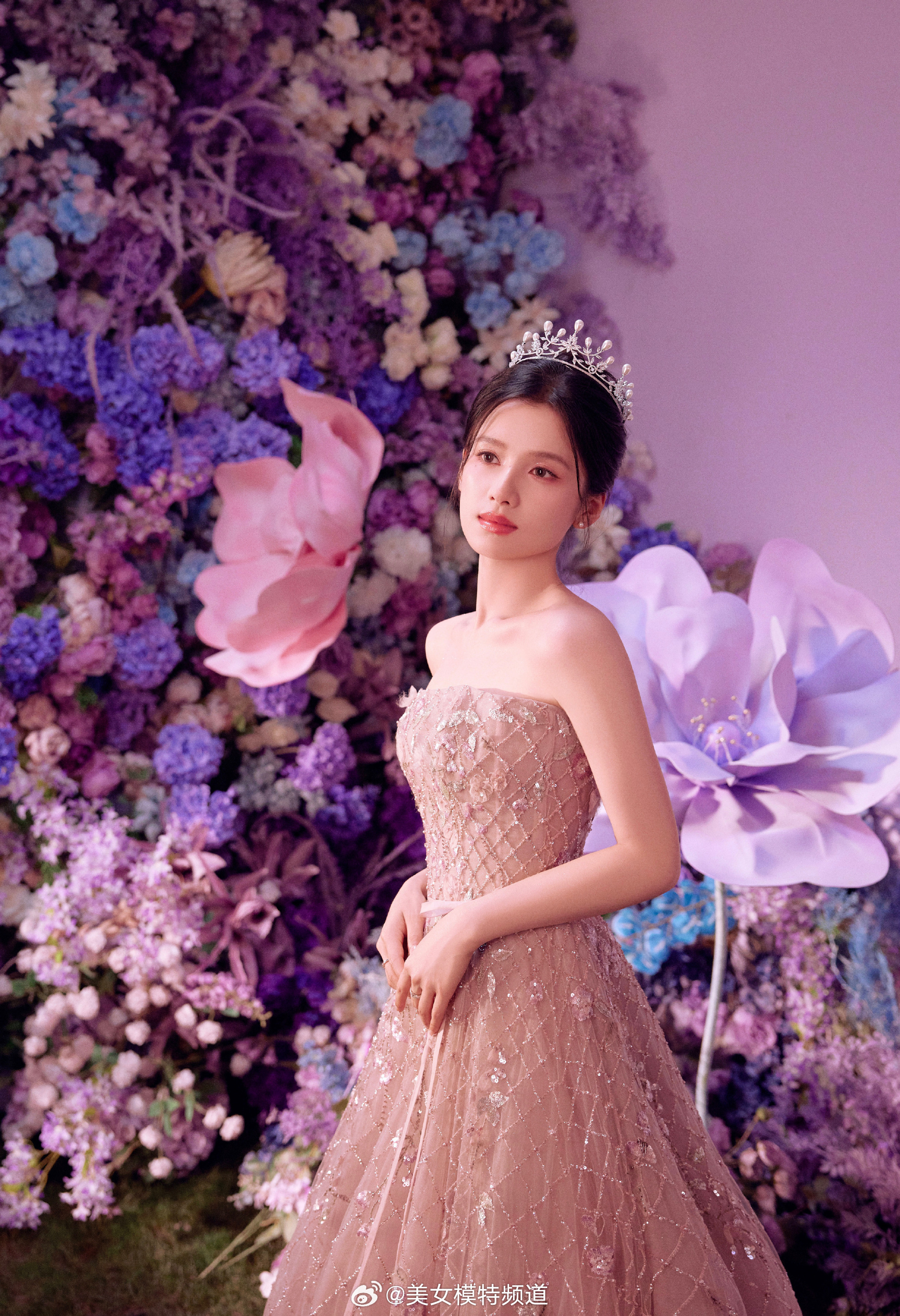 张婧仪微光萦绕花影婆娑 ​​​