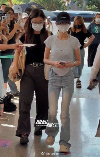 黄杨钿甜瘦成啥样了妹妹这身材管理是按 “严苛模式” 来的吧？黄杨钿甜瘦得我想喊她