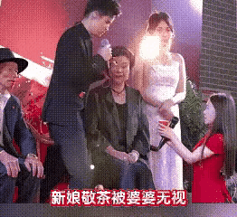 老家伙还一脸得意，这以后婆媳关系能好得了？
他开心的时候 全家人真热闹 老家伙想