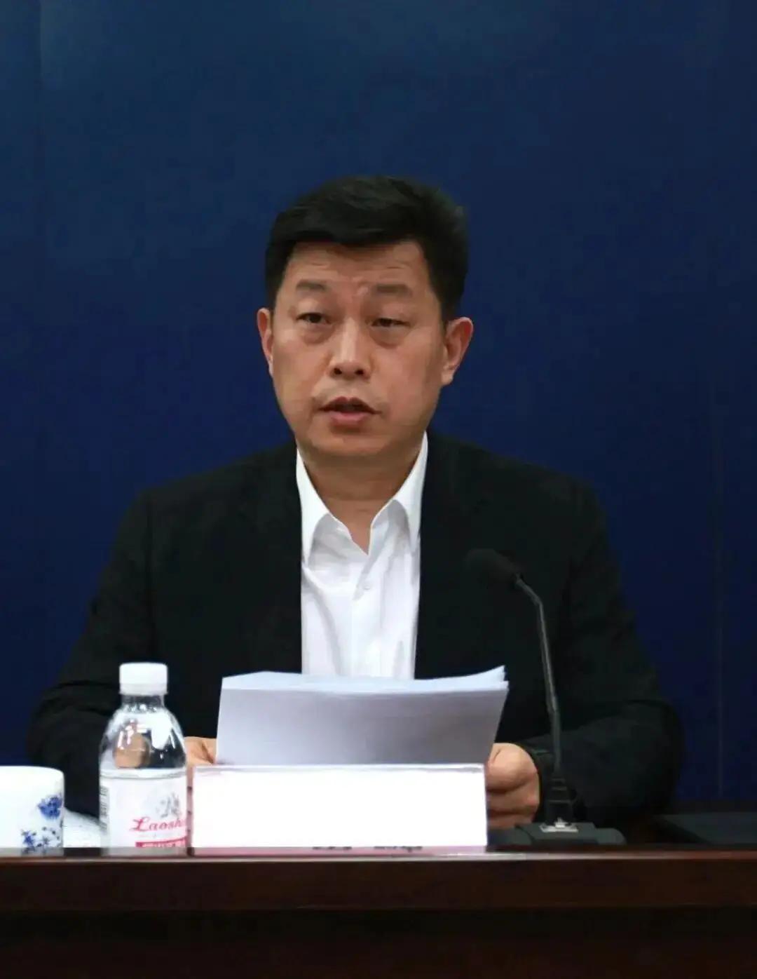 根据清廉之岛消息，青岛市城阳区委常委、政法委书记万思鹏涉嫌严重违纪违法，目前正接