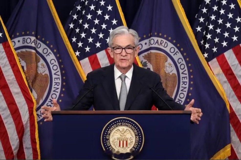 美联储主席鲍威尔表示，由于劳动力市场风险超过关税驱动的通胀，美联储仍有望进一步降