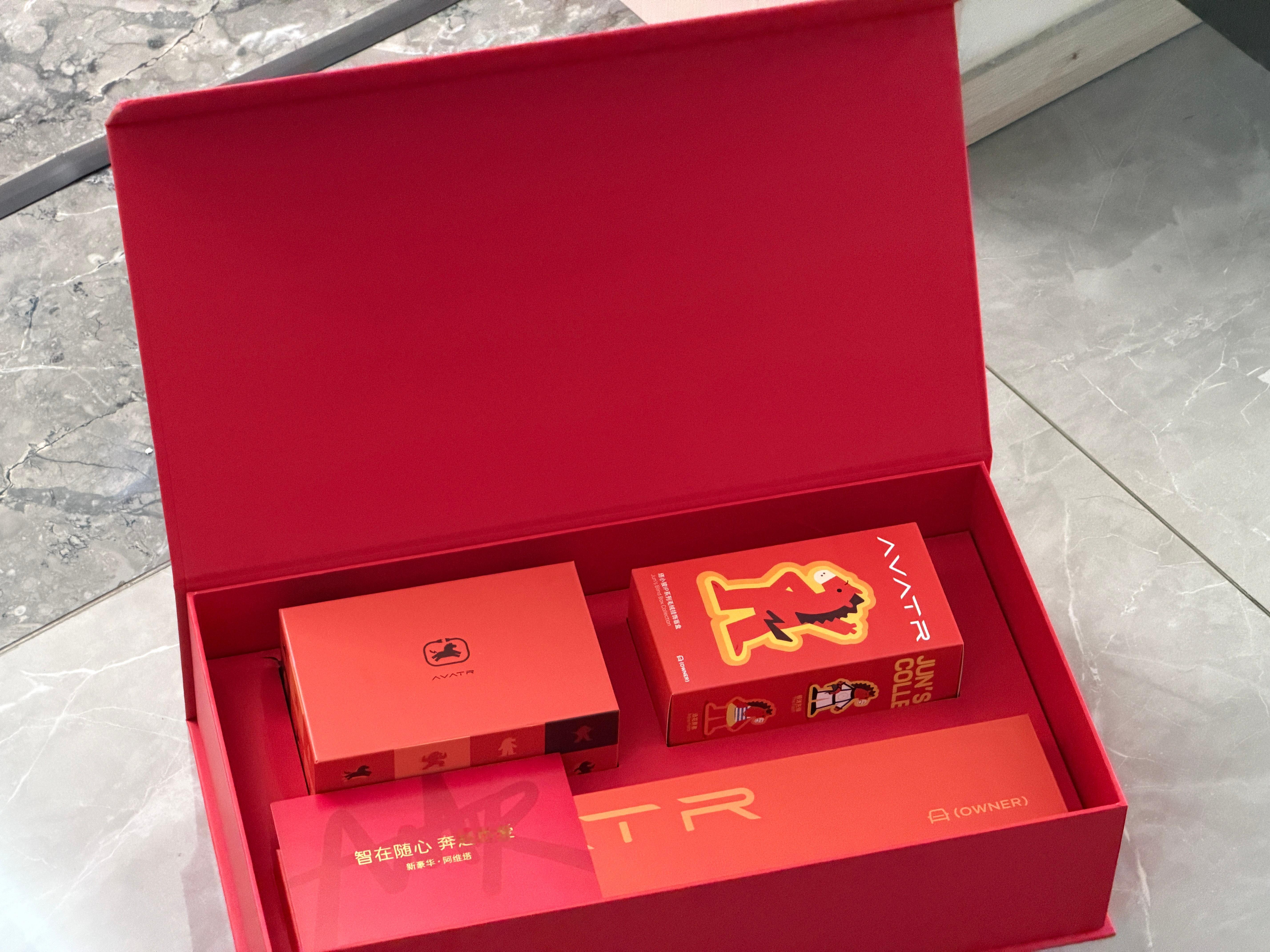 这条给大家抽个阿维塔的礼盒里面有个陶瓷杯、盲盒、桌垫明天开奖，关注转发即可  抽