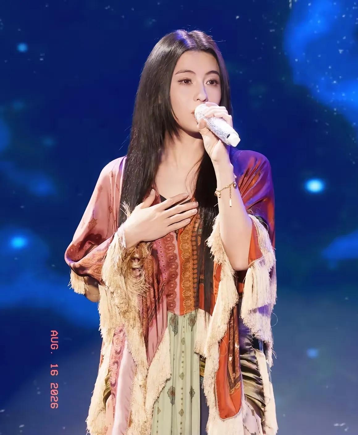 张柏芝舞台状态真的服了✨
波西米亚流苏造型，复古印花披肩，随性又妩媚。
这么多年