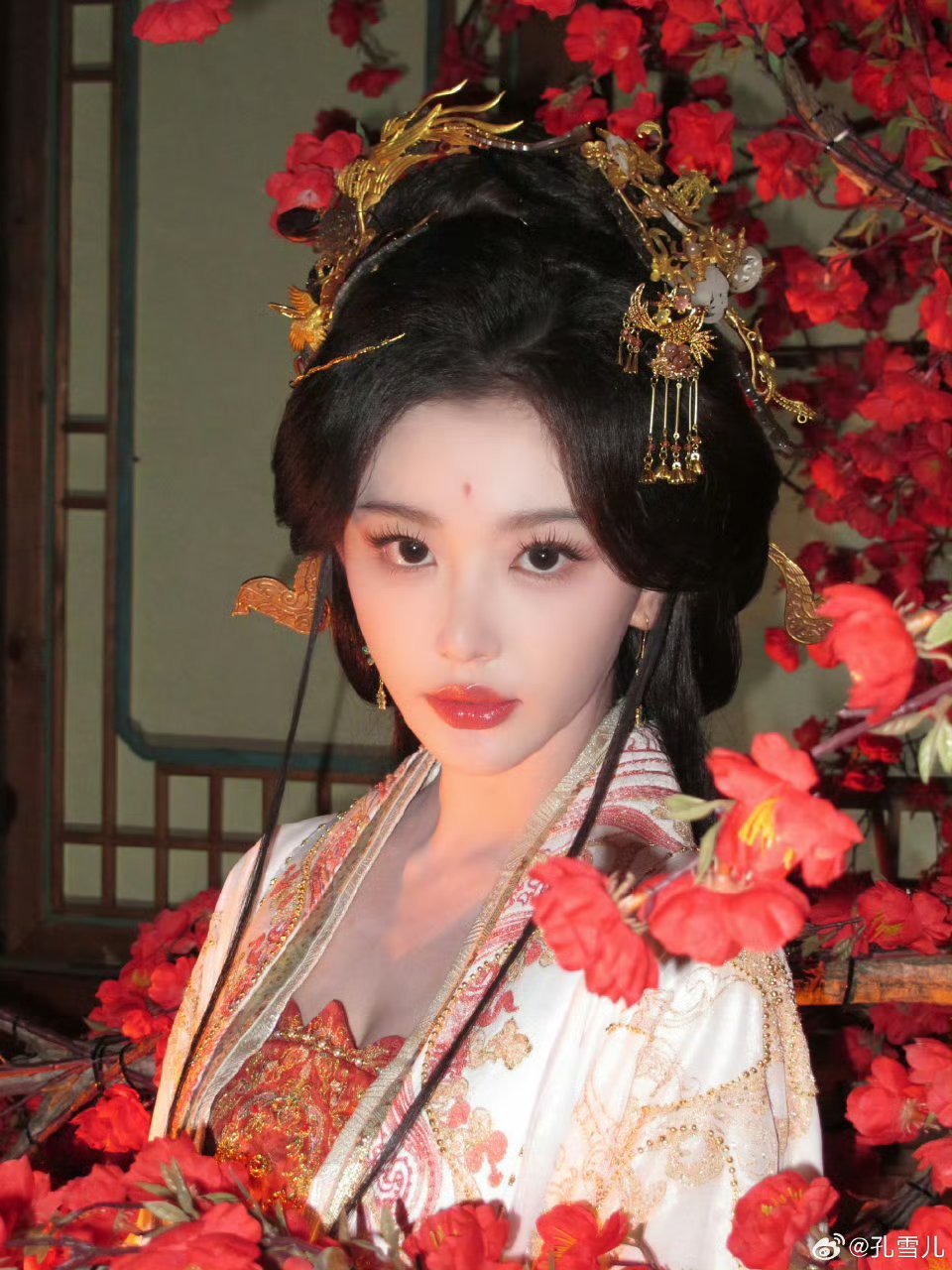 孔雪儿将门独后首套造型孔雪儿将门独后首套造型来了～垂耳兔造型🐰刚杀青就进组啦～