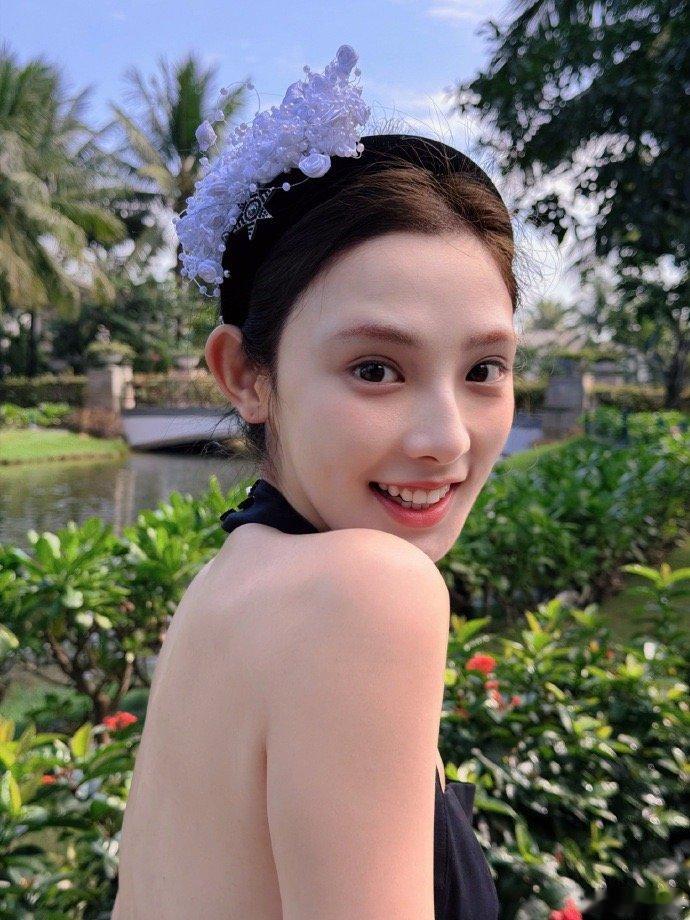 彭小苒露背一张比一张哇噻 彭小苒的露背造型太亮眼，利落短发搭配简约露背装，背部线