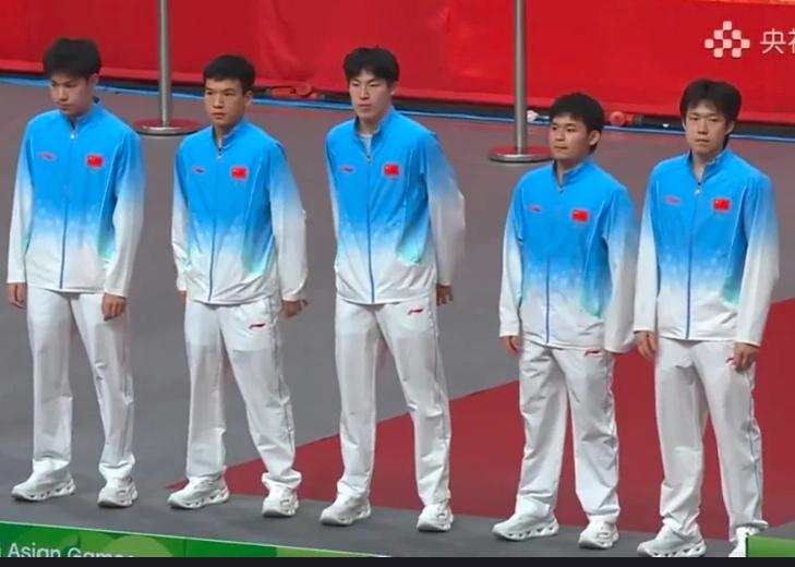 亚运会男团颁奖典礼—王楚钦 林诗栋 温瑞博神情落寞！
中国男团2:3不敌日本，