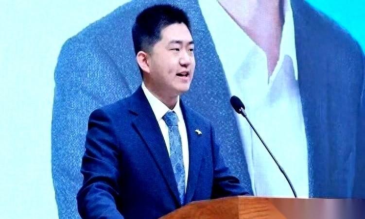 主持人王瀚，被裁了。
消息砸下来那天，他没在任何社交媒体上说一个字。人直接连夜回