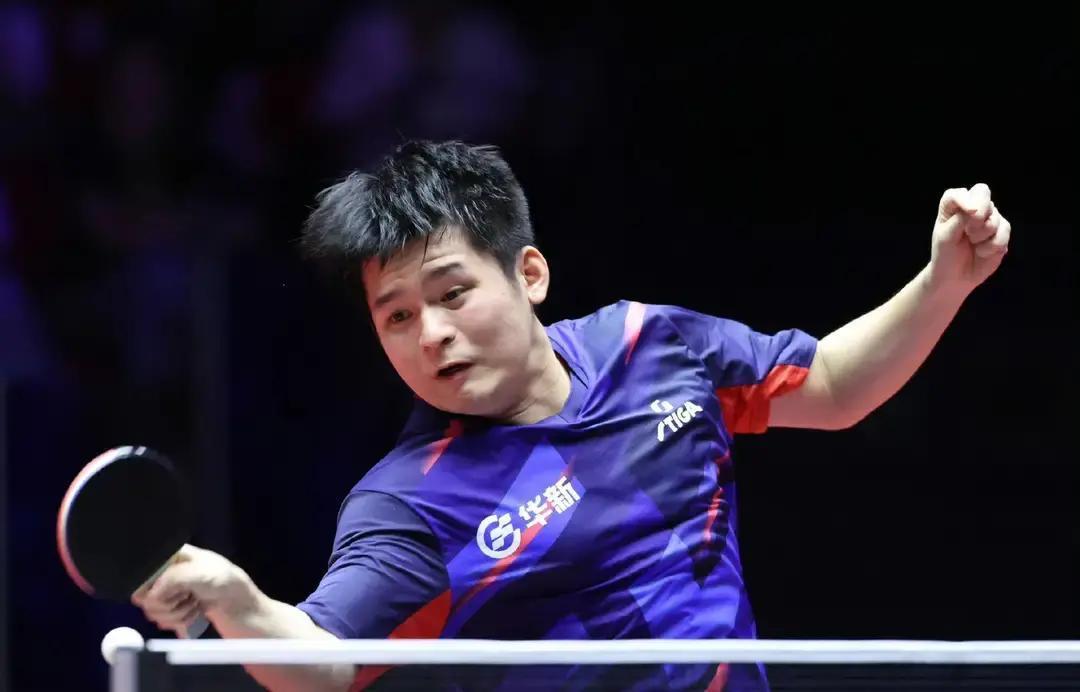 主力高烧缺阵，反而打通了任督二脉。
 
黄石基地赢球时，他们的头号王牌林诗栋正裹