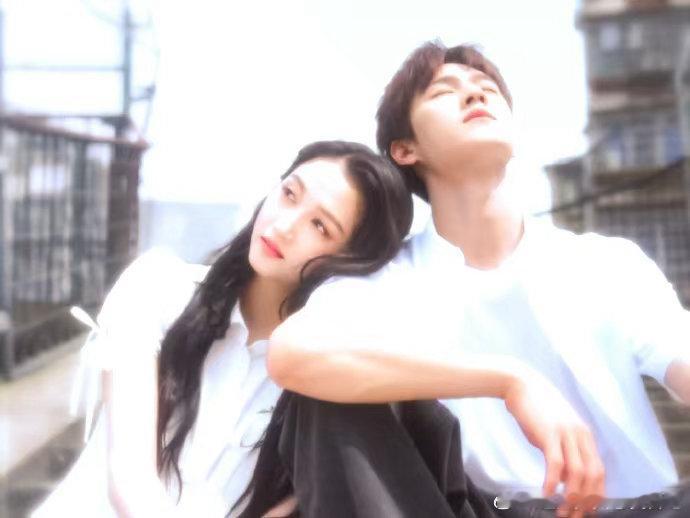 李昀锐关晓彤头盔一撞就心动了青春总少不了遗憾，而晴也的幸运是遇见邢武，小心翼翼的