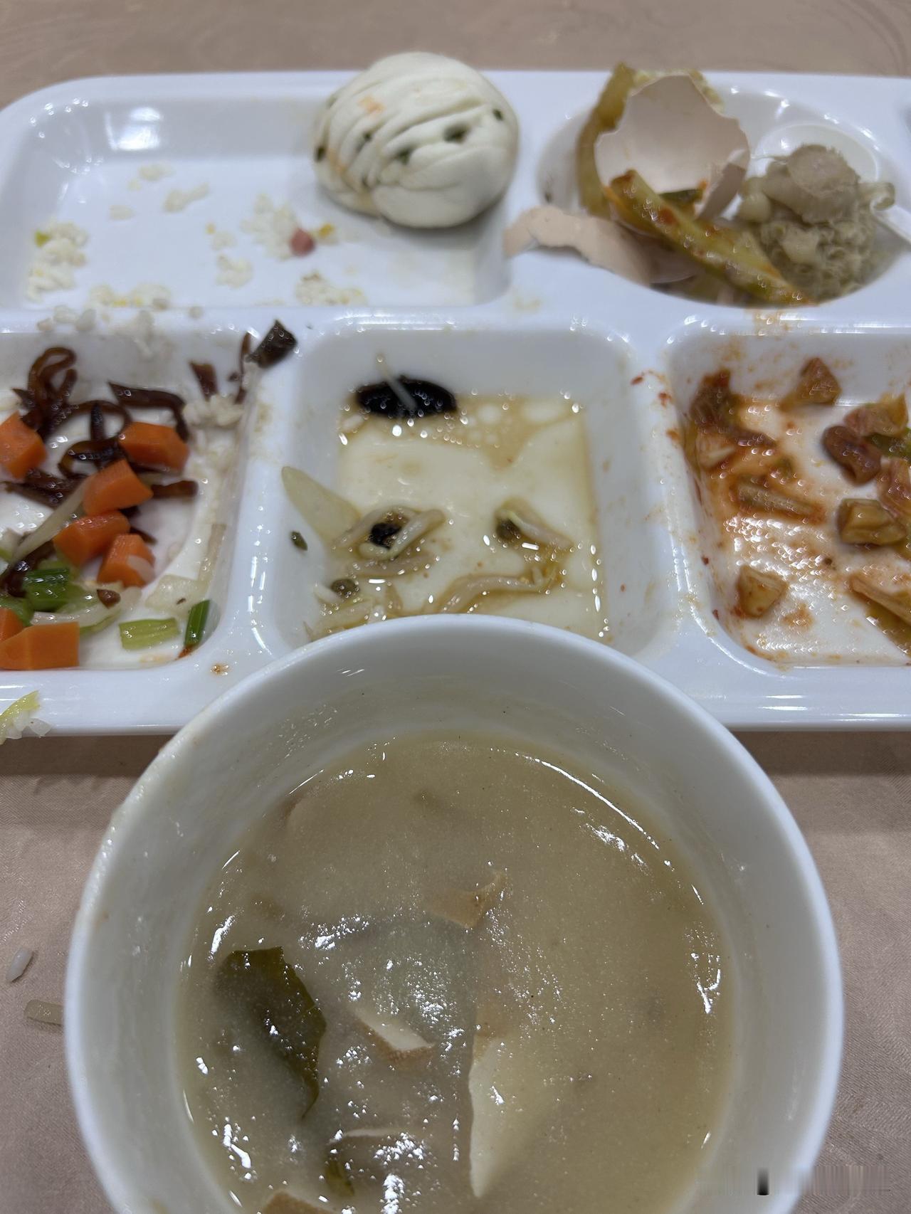 幸亏有俩孩子啊！

说这话的是我今天在医院体检中心坐在我旁边的一个老头说的，他独