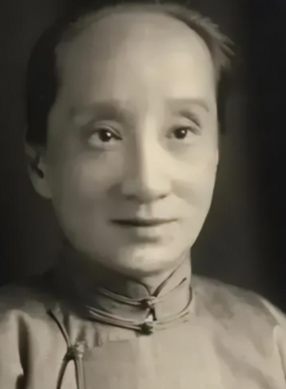 1906年7月，绍兴城里一顶大红花轿落地。

新娘子下轿，脚一踏空——绣花鞋掉了