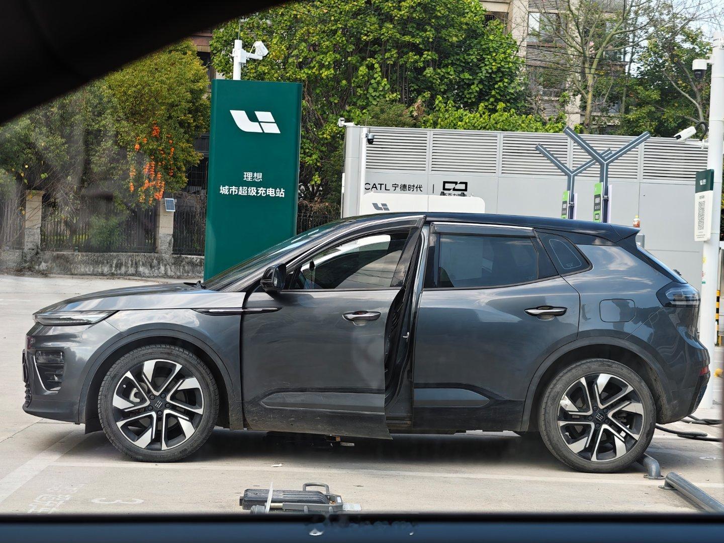 无奖猜车，有人知道这是哪个品牌的哪款车吗？新能源汽车﻿