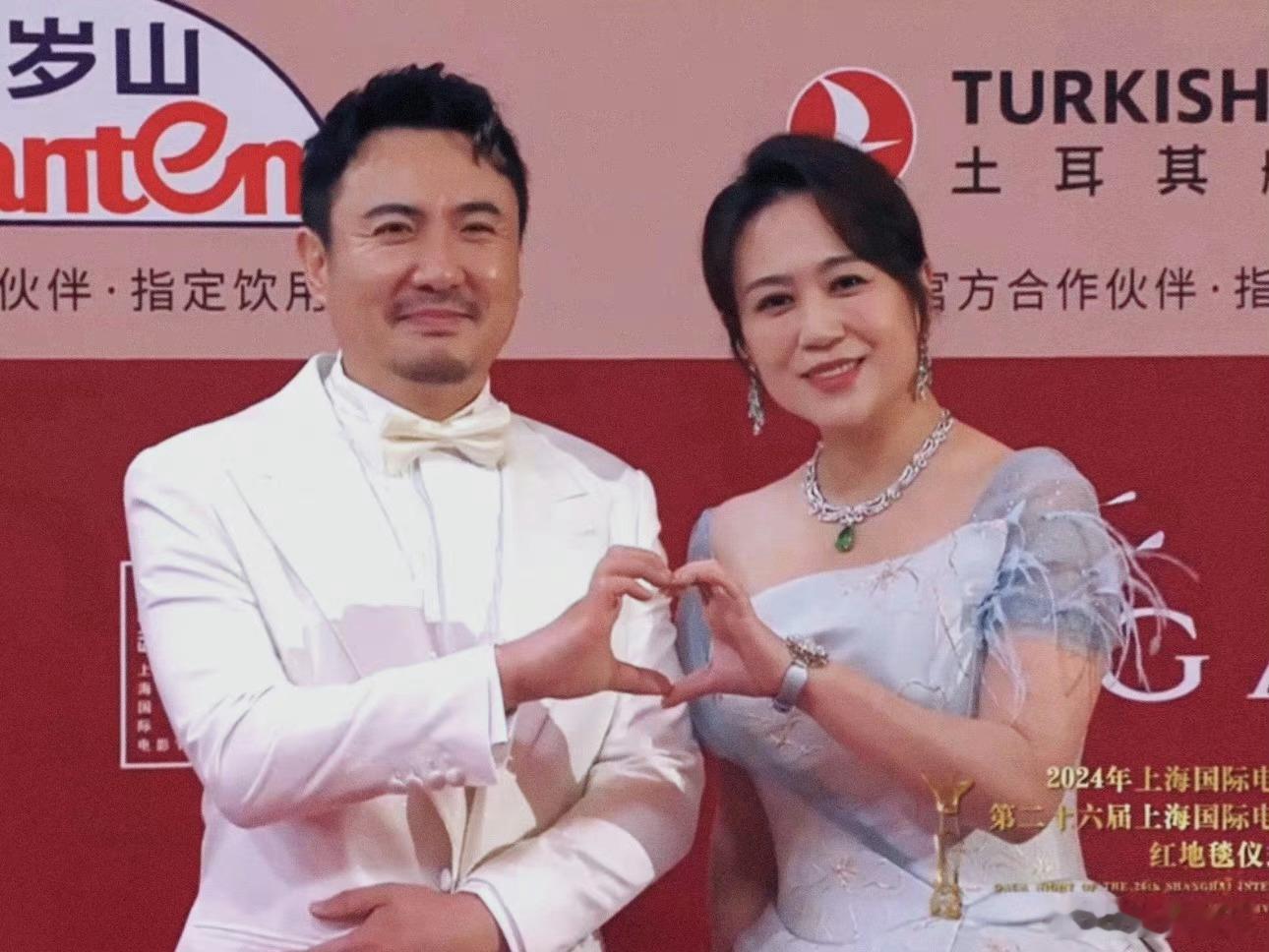 #沈腾说我穿什么都配不上马丽# 啊啊啊不愧是腾哥！红毯上被问穿得如此闪亮是不是为