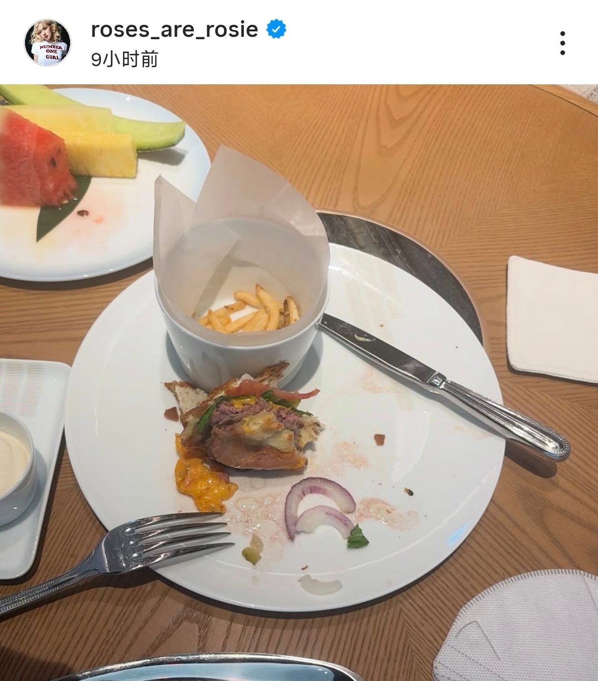朴彩英最近是不是刷到暴力清空食物的抖音了已经有孩子狠狠撕咬的画面了 