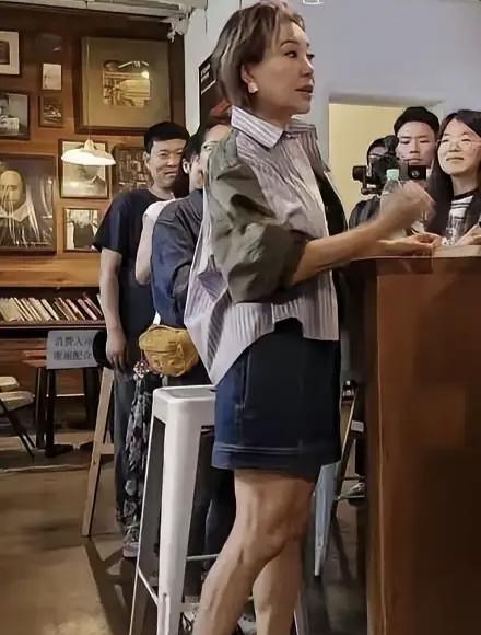 李静腿部皮肤引热议，网友拿光滑当标准太苛刻，长期站立的职业病
李静最近在节目里穿
