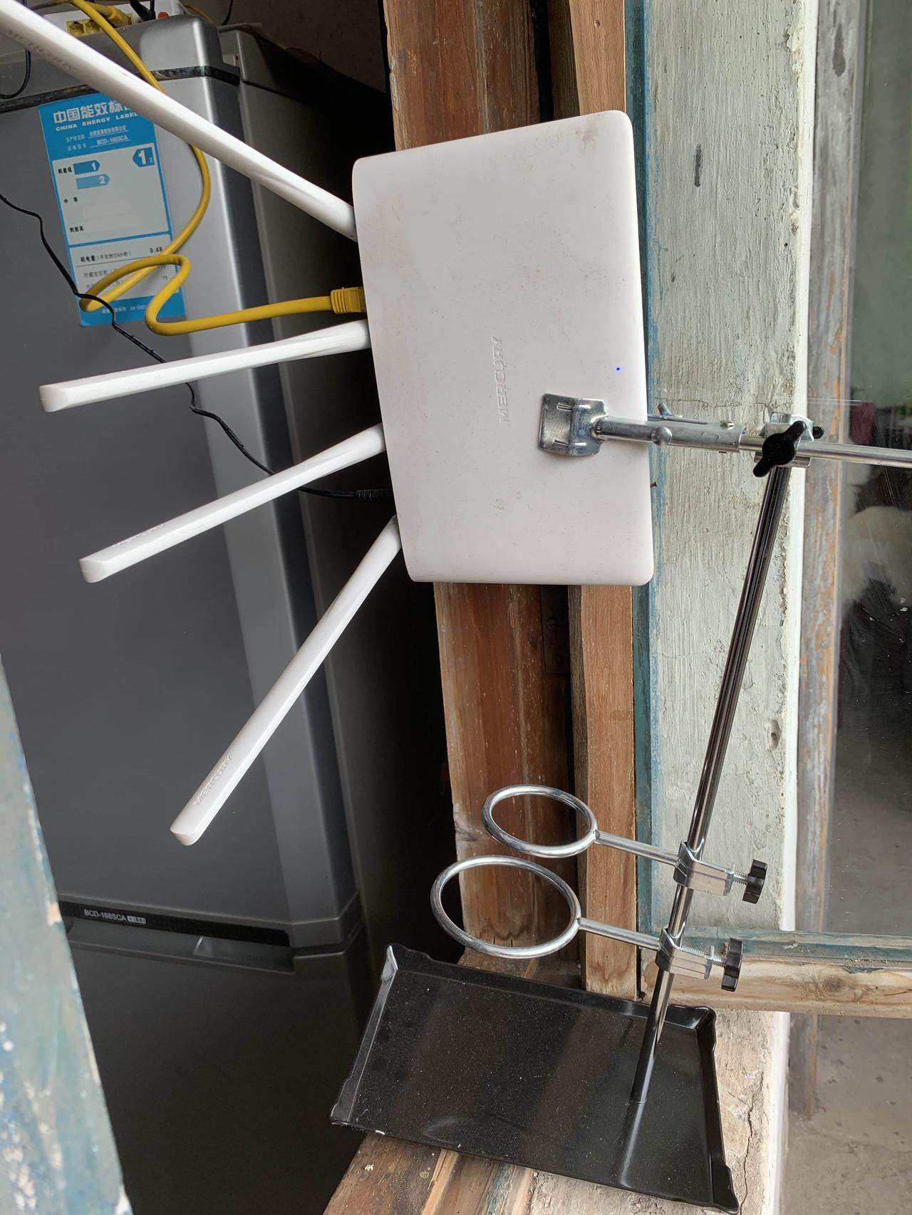 “化学实验器材与电信设备的结合 = 信号更近了”[捂脸]想象一下，把化学实验架子