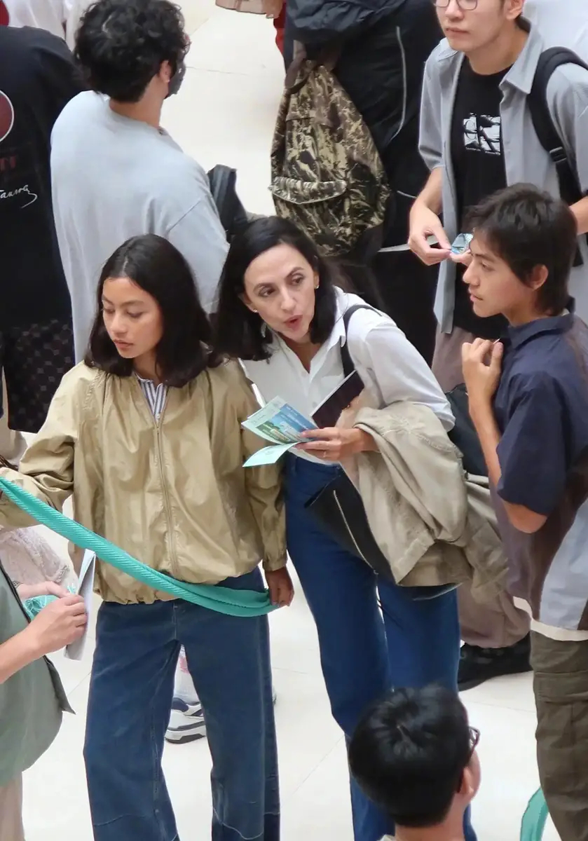 刘烨妻子安娜带孩子看话剧 一家人颜值超高好养眼。有网友偶遇刘烨妻子安娜带孩子诺一