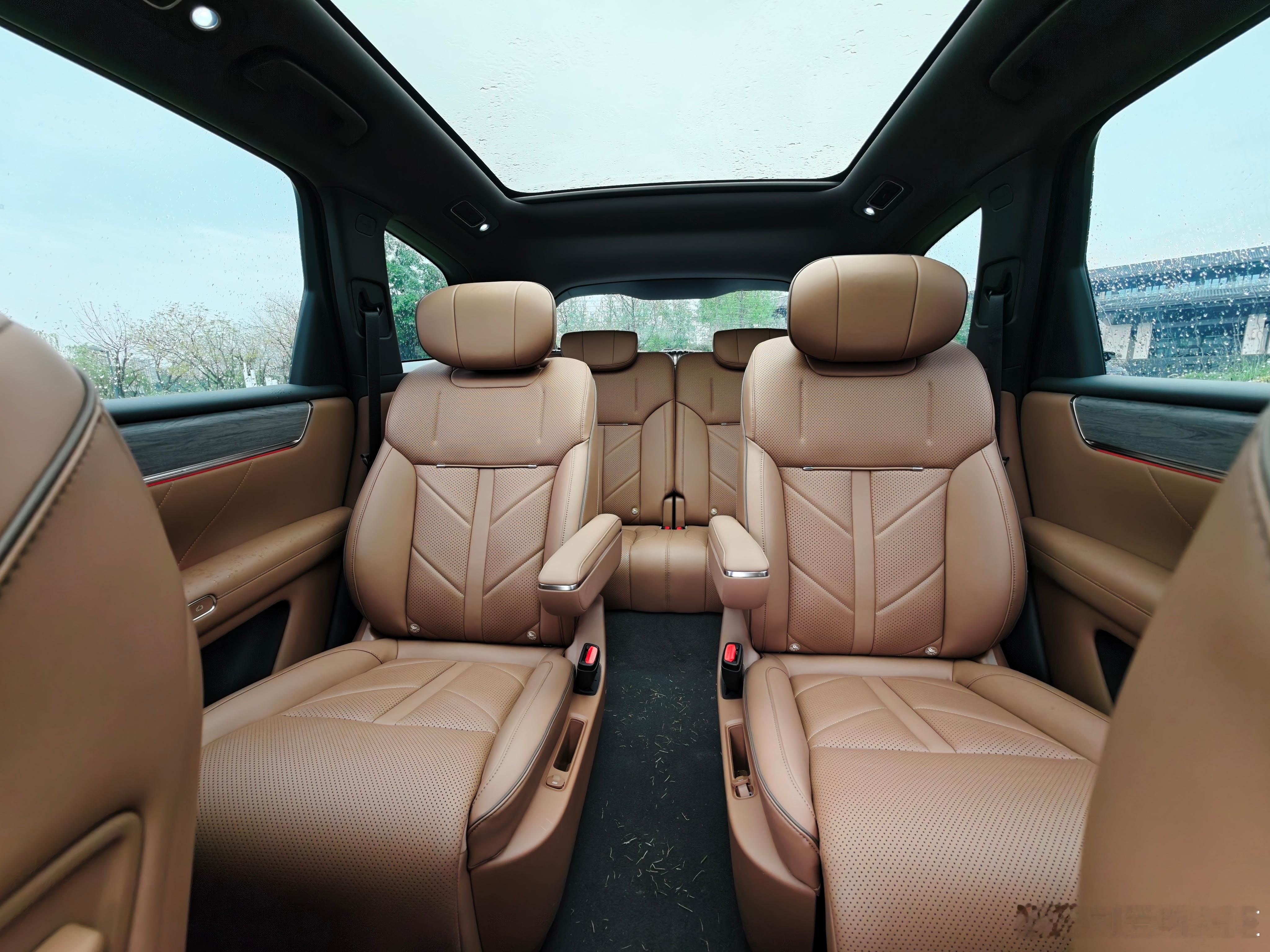 今天初尝 华境S 外观实车非常有体量感 有华为赋能的智驾在成都这么堵的高峰期依然