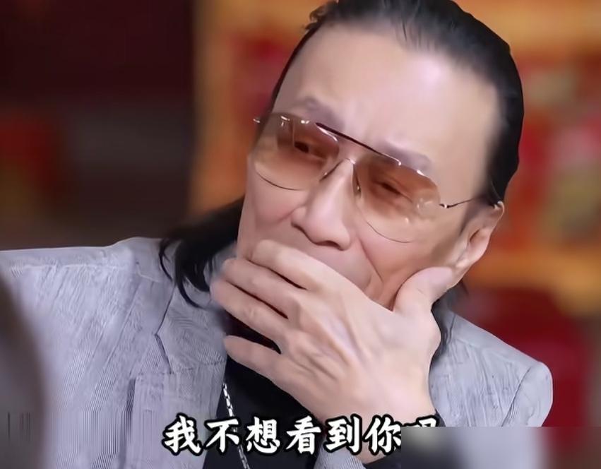 谢贤戴墨镜40多年，连拍床戏都不摘？
 
从40岁左右开始，他的墨镜几乎焊在脸上