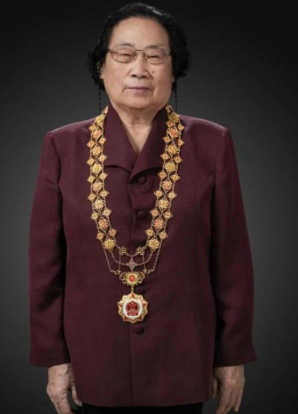 屠呦呦先生终于评上院士了，中国首位诺贝尔医学奖得主，数次落选两院院士，却在 20