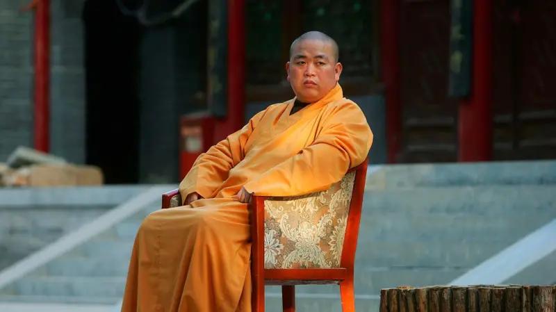 世间再无“释永信”。
5月29日，法槌落下，曾经的少林大当家释永信，变回了世俗里