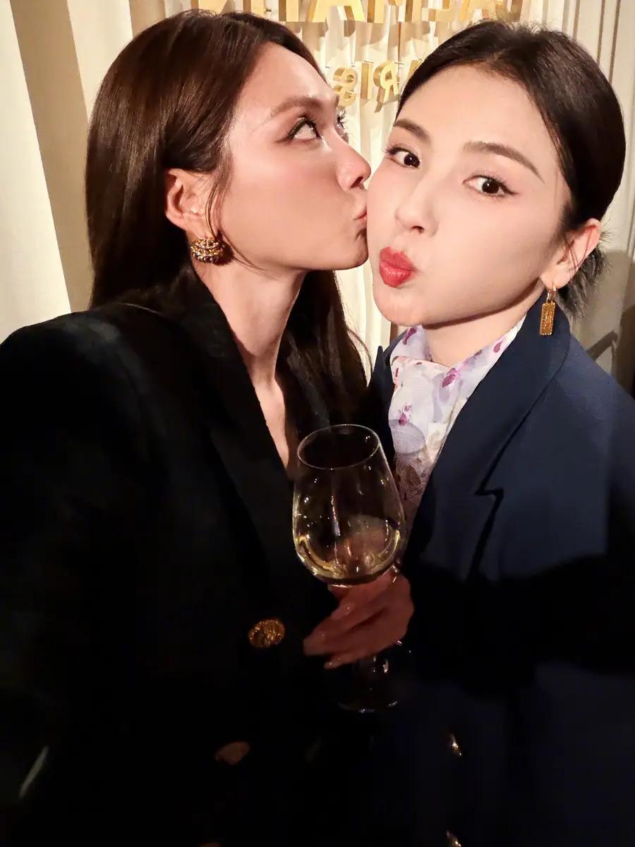 王霏霏晒与刘涛孟佳贴贴合照心情好：又见我姐我妹近日，王霏霏在社交平台上晒出与刘涛