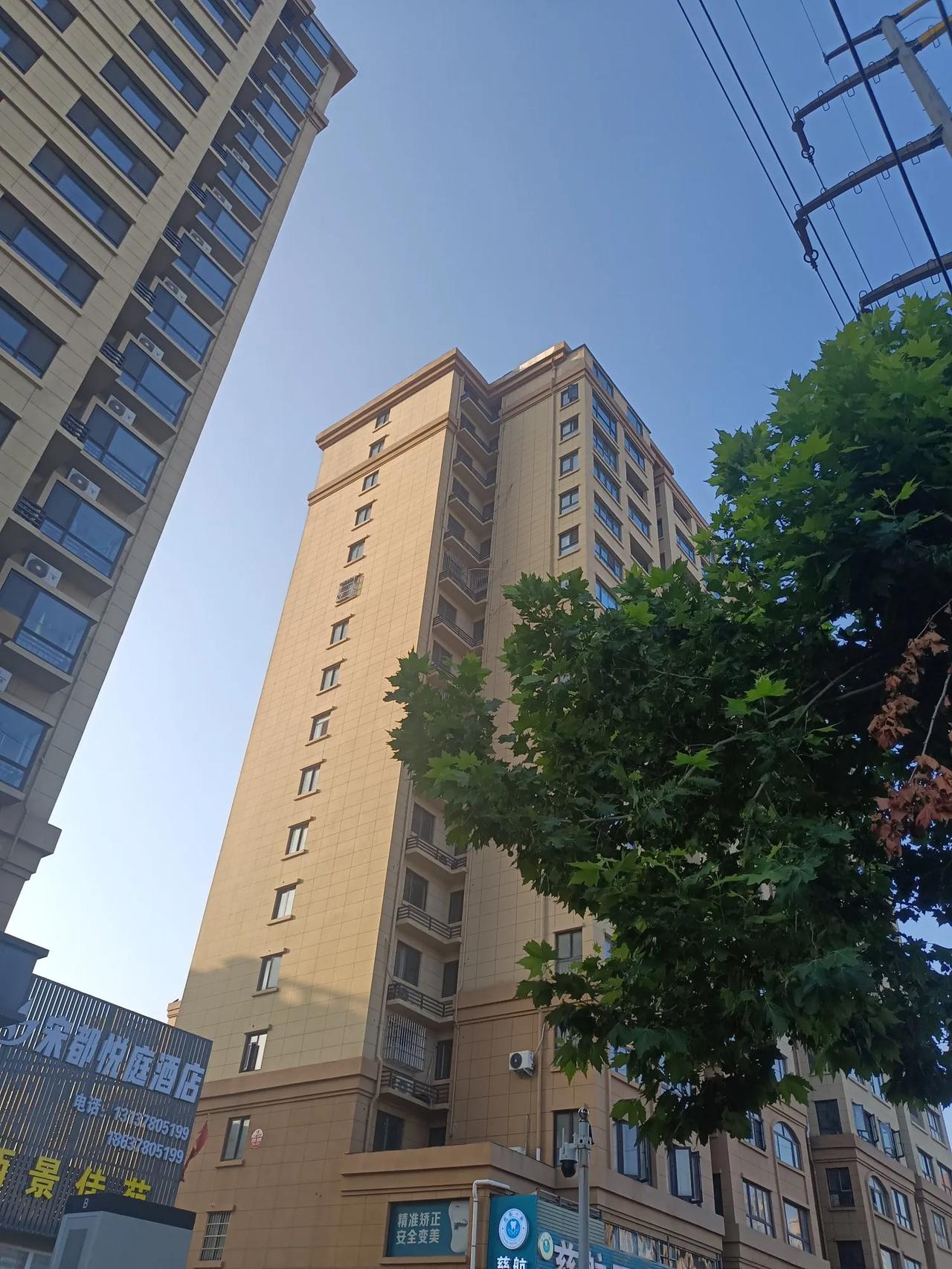 底层普通人婚姻的尽头:
一个在外为钱拼命，忍受孤独
一个在家独抗育儿和生活，一样