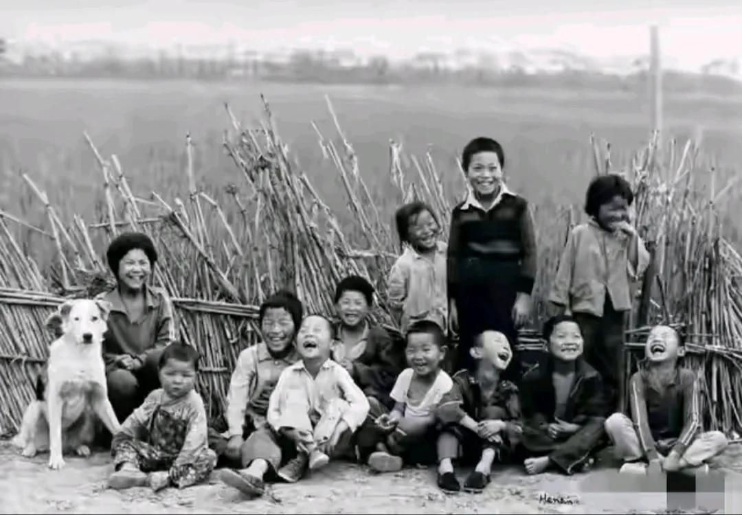 有人说70年代是贫穷落后的年代，这简直就是在颠倒黑白！
这句话引发了许多人的思考