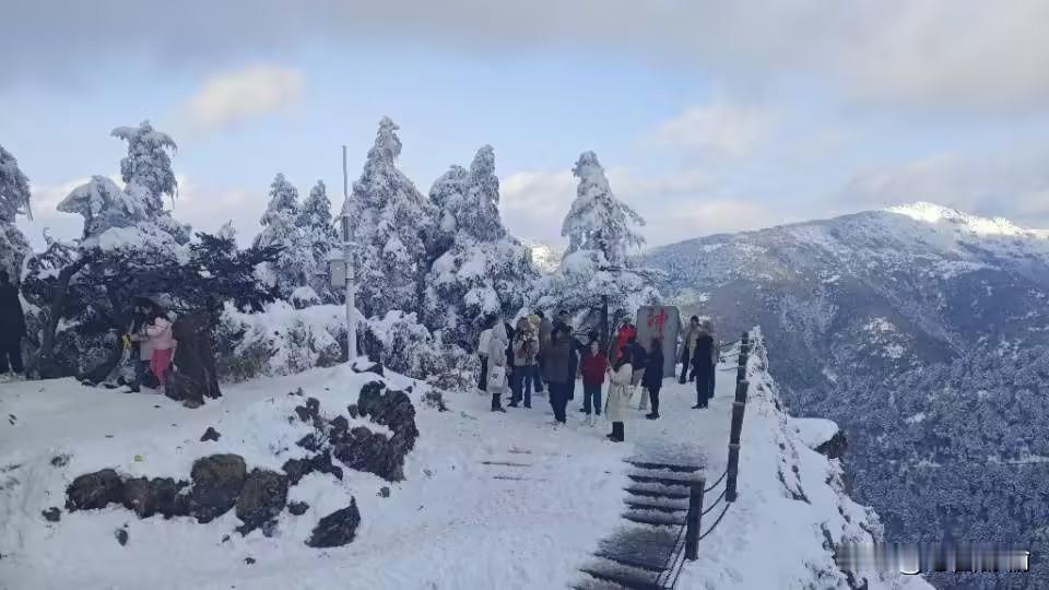 冬季的神农架野人谷，冰雪覆盖的秘境中藏着无数未解之谜。从红毛巨猿雕塑到冰封瀑布下