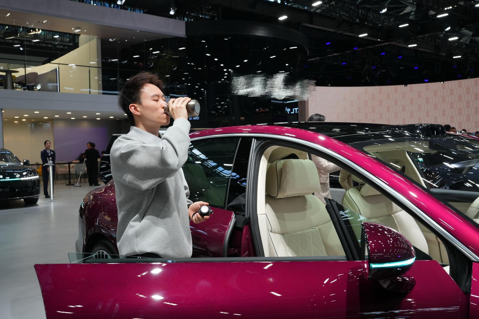 车展中谢思埸的饮茶行为太潮汕了，他不仅看车还享受茶香，这种平衡工作与休闲的方式让