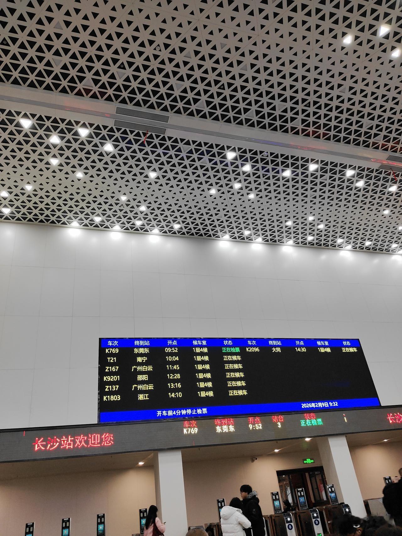 就算从城里“打工牛马”，变回了亲戚朋友眼里“还没混好”的普通人，但是，有钱没钱回