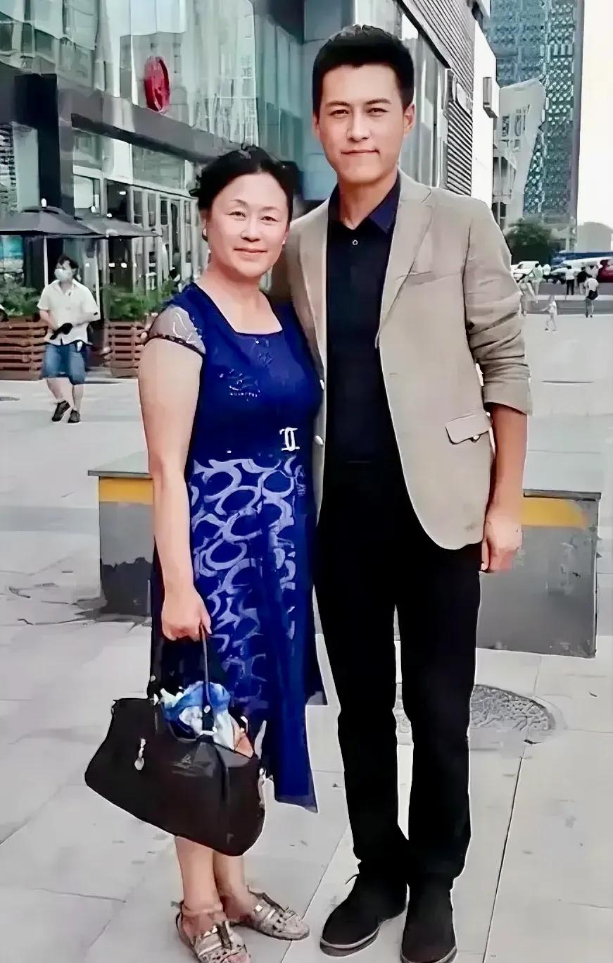 靳东妈妈温文尔雅，母子情深，优秀的儿子，漂亮的妈妈！