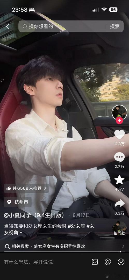 这种简单的穿搭，就特别好看。改天，我也给大家拍拍白色、黑色以及浅蓝色，女生穿 一