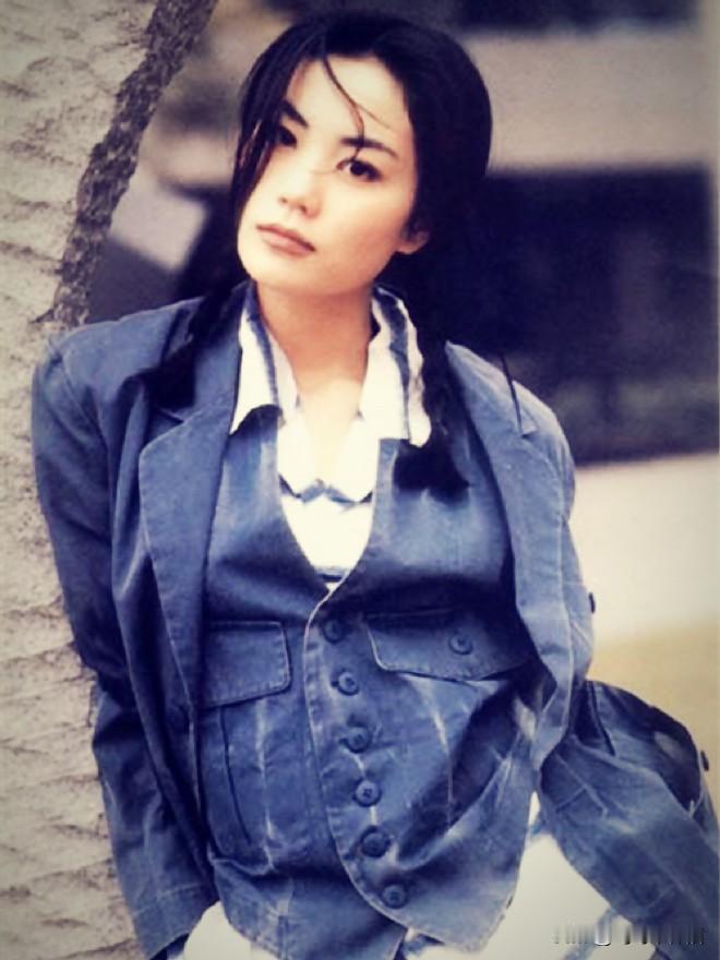 🎆麻花辫的美，我只服王菲👉王菲的麻花辫也太有味道了吧！

就简简单两根辫子，